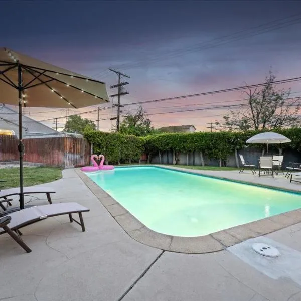 Chic Boho Retreat - Pool, Patio, Mini Golf & Arcade, Mins from Universal Studios!, hotel in Los Angeles