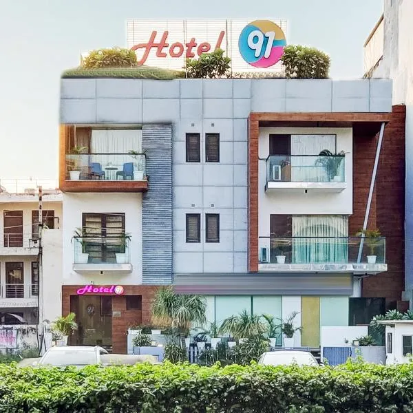 Hotel 91 Golf Course Road，位于古尔冈的酒店