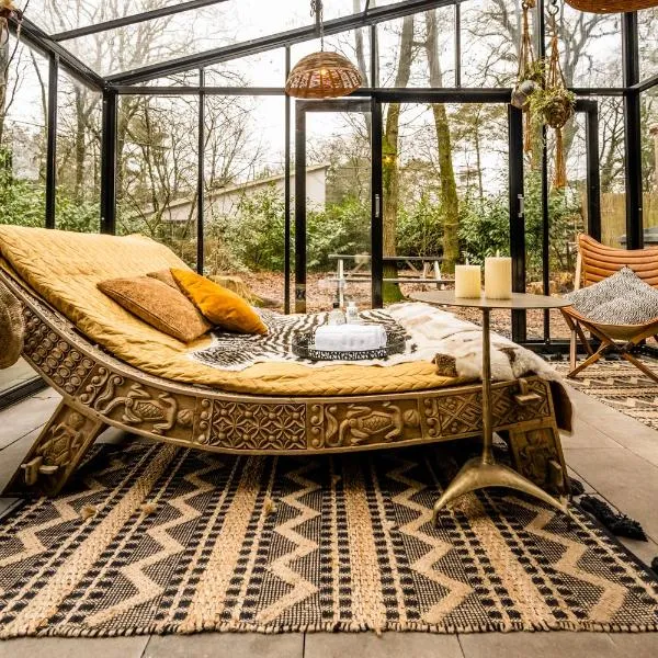 Boutique Bungalow 2 met sauna, hottub en boskas, hotel in Rheezerveen