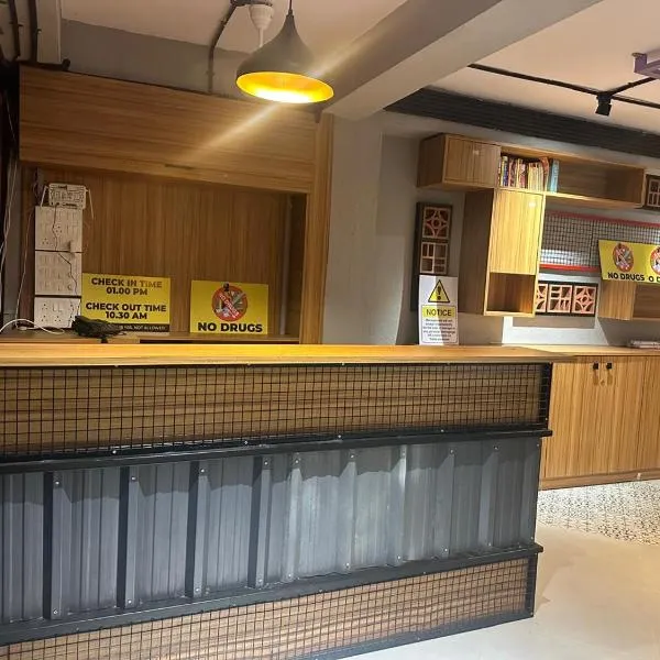 Travotale Hostel and CoWork Koregaonpark Pune, hotel in Pune