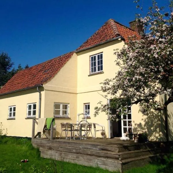 Cozy apartment near beach and forrest, hotel in Tisvildeleje