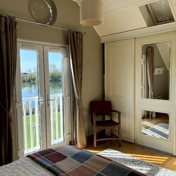 Kinsale Lodge · Cotswolds Lakeside - Spring Lake、サウス・サーニーのホテル