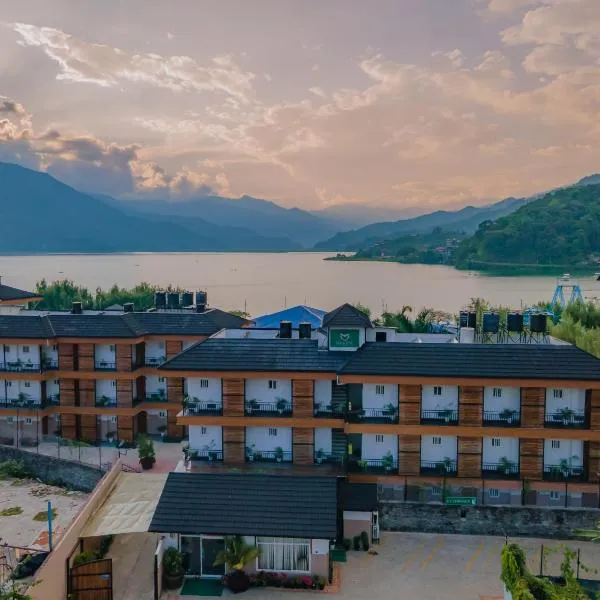 Majestic Lake Front Hotel & Suites, хотел в Похара