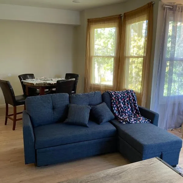 A Great Day in Newark - Elite 3 BR Sunny Retreat, ξενοδοχείο στο Νιούαρκ