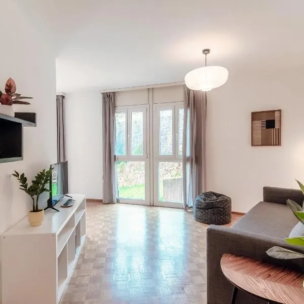 Pink Flat 2 by Quokka 360 - At the border of Switzerland，位于基亚索的酒店