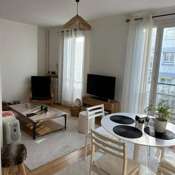 Chez LUCIE, F2 Perret de 60 m2, traversant et lumineux, Plein Centre, 36 rue de Paris, vue Catène, arrivée autonome, hotel in Le Havre