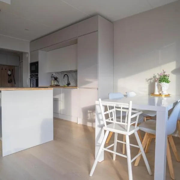 Moderni saunallinen asunto keskustassa ilmaisella parkkipaikalla، فندق في يارفنبا