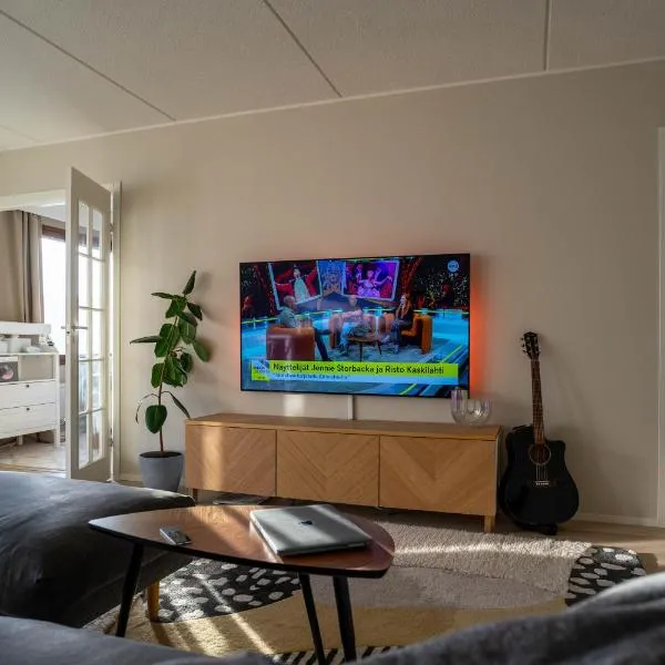 Moderni saunallinen asunto keskustassa ilmaisella parkkipaikalla, Hotel in Järvenpää