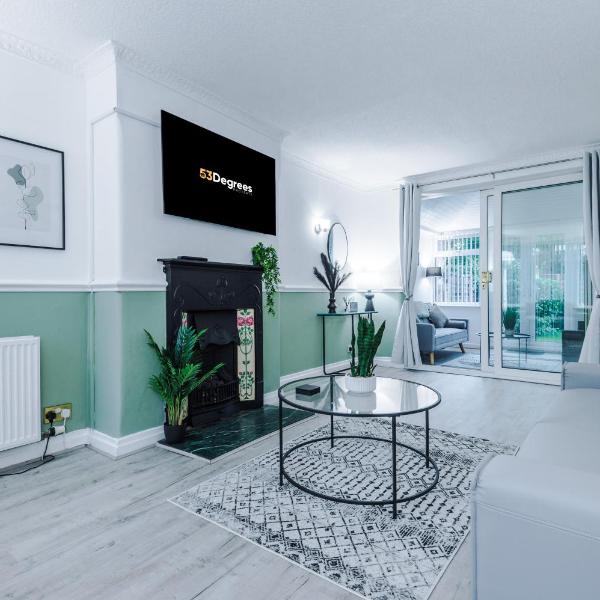 NEW! 4-Bed Home in Manchester by 53 Degrees Property, Ideal for Business & Long Term Contractor Stays, Sleeps 10!, Manchester