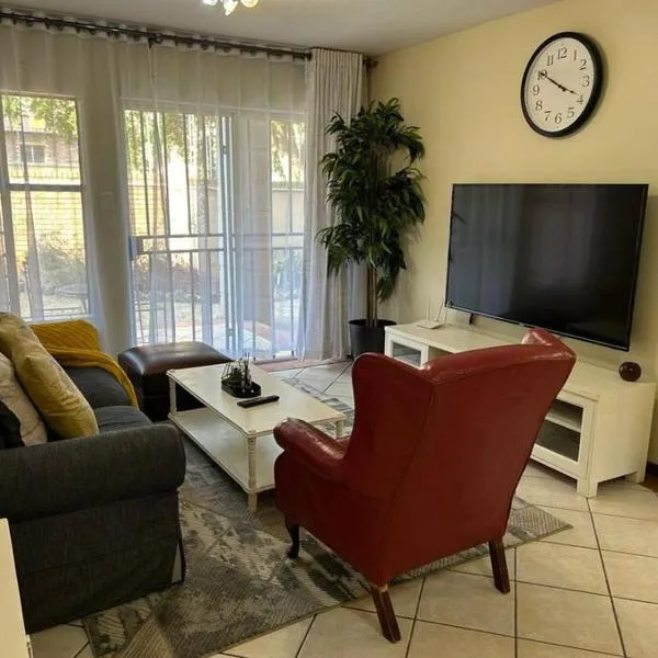 2c - 4 No load shedding 2bed 2bath with garden, hotel em Centurion