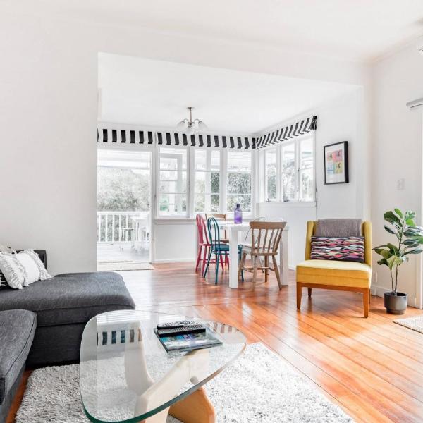 Bright Beachside Cottage, Auckland