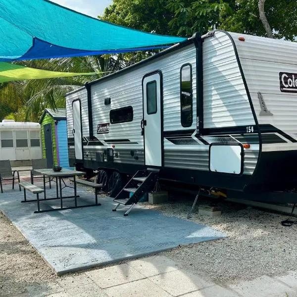 RV by the Sea - Glamping in the Keys - Sleeps 6, hotel in Key Largo