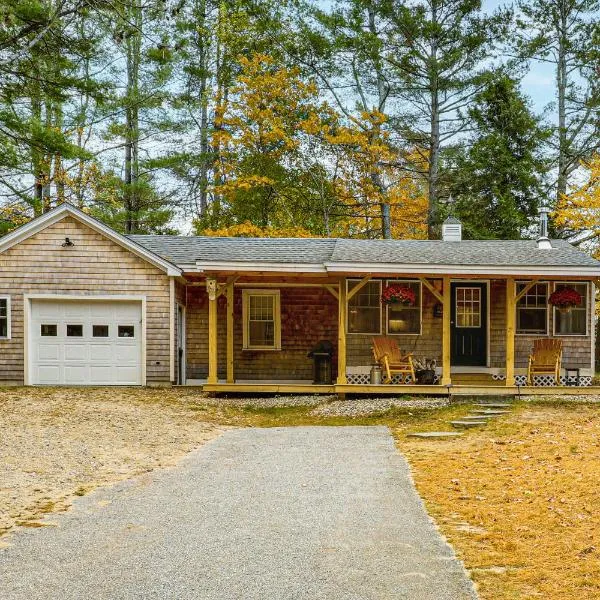 12 Mi to Mt Sunapee Ski Resort Cozy Cottage!, hotel in New London