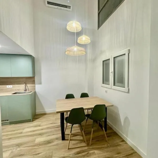 Gran apartamento a pie de calle, hotel in Valencia