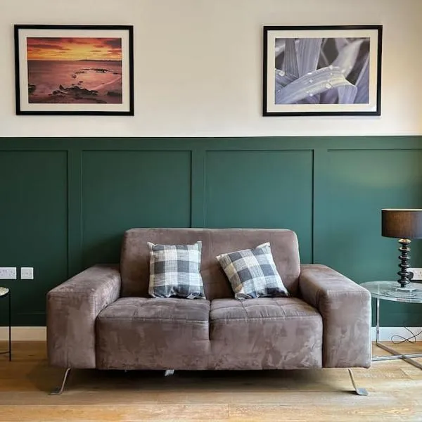 Newly renovated & modern 2-BR close to Canary Wharf，位于伦敦的酒店