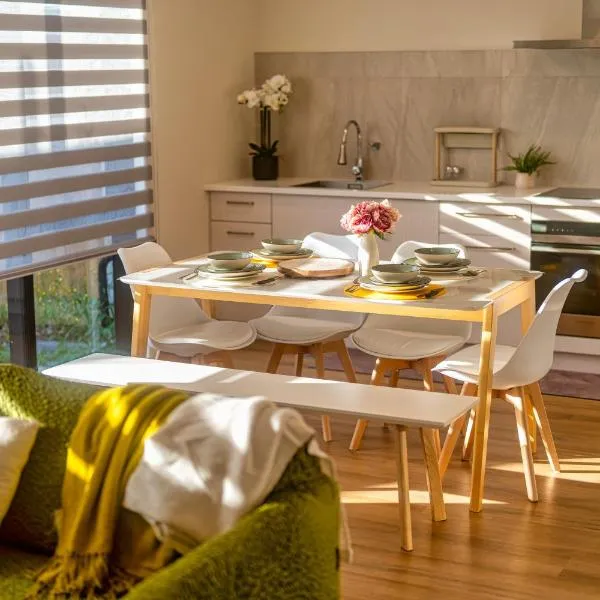 3 bed home with pool table, near Westfield Mall，位于基督城的酒店