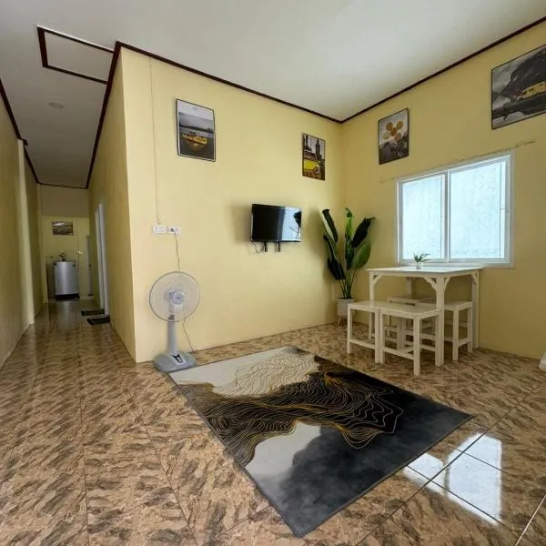 Narathiwat Homestay rumah kuning, ξενοδοχείο σε Ban Kam Pong Ba Ru