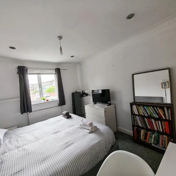 king size bed -Room near Bournemouth Hospital shared bathroom, hotel in Bournemouth