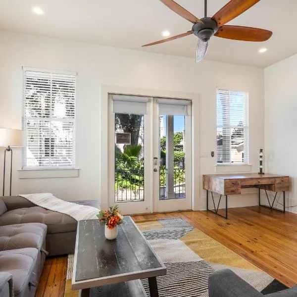 Amazing 3BR Cottage off St Charles with Pool, hotel in New Orleans