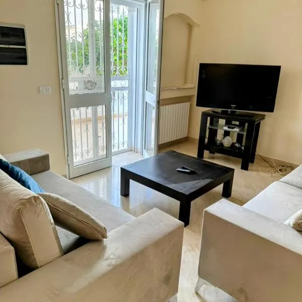 Étage de villa spacieux aux Jardins de la Soukra, hotel in El Aouina