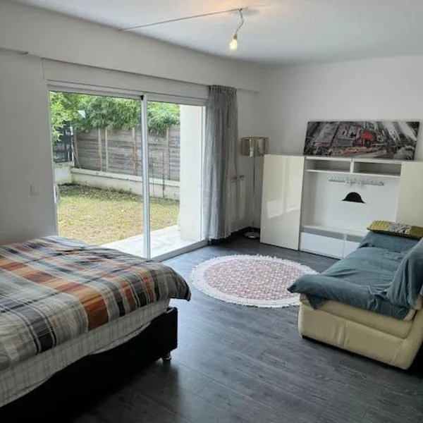 Maison avec Jardin Bron Centre Proche EUREXPO, khách sạn ở Bron
