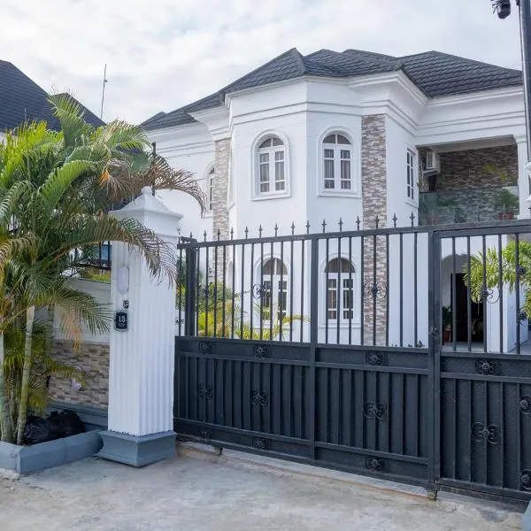 West End Mansion,位于Ikota的酒店