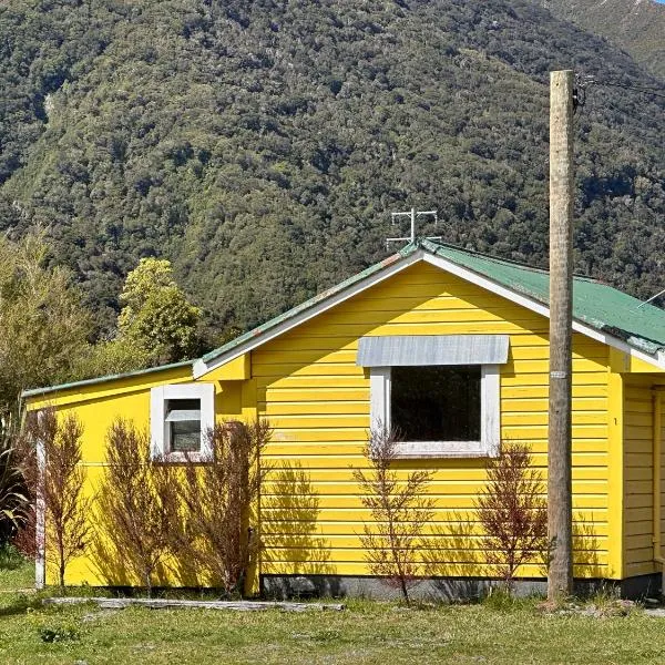 Rustic, Basic Cosy Alpine Hut, in the middle of the Mountains, hotel in Otira