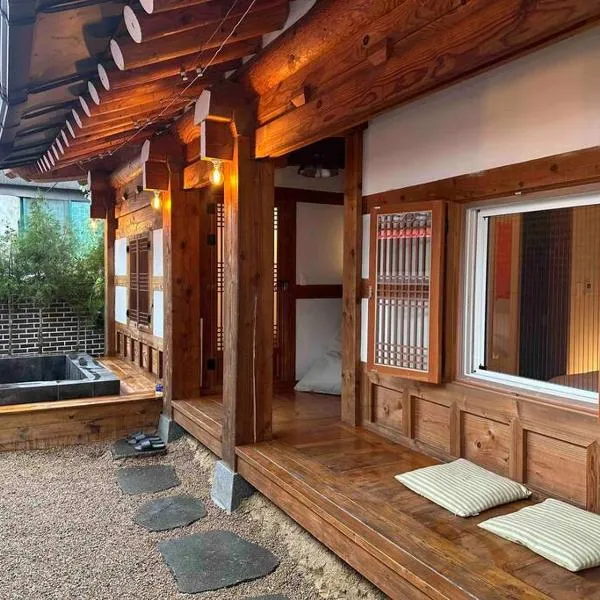 Hanok village private house with jacuzzi Aboy, Hotel in Jeonju