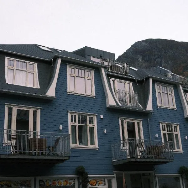 Blue House Dormitory, hotel in Odda