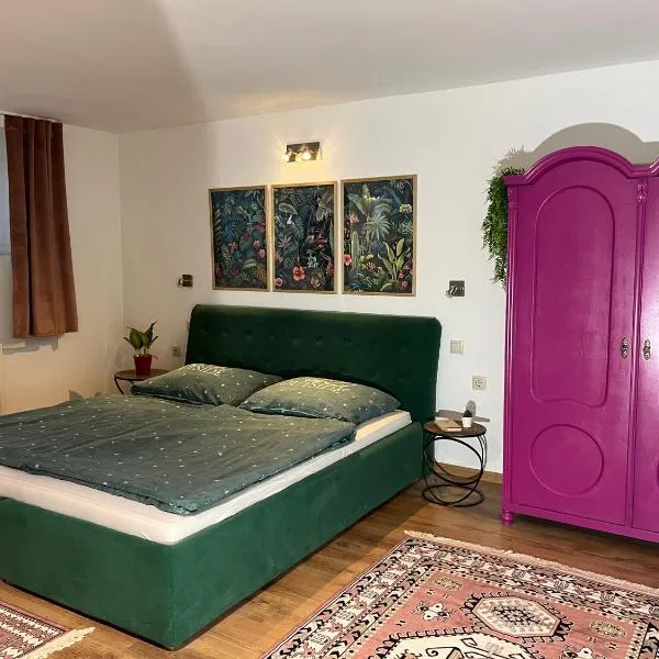 Kisfüge Apartman - Basement, khách sạn ở Pécs