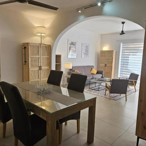 Bright & Spacious Apartment, hotel v destinaci Għajnsielem