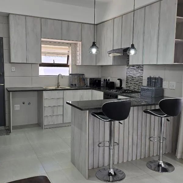 Executive 2-bedroom Serenity apartment in Wendywood Sandton with its own entrance, hotel in Johannesburg