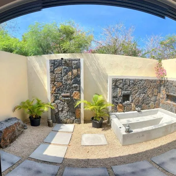 Lakaz Kannell - Vanilla Lodge, secluded outside bath & shower infinity pool, hotell sihtkohas Cap Malheureux