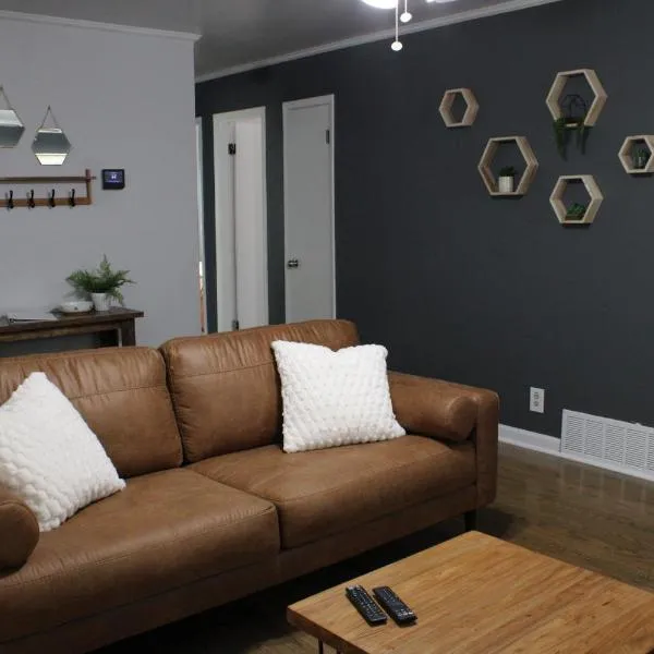 Rustic Hive - Wyoming, hotel v destinaci Evansville