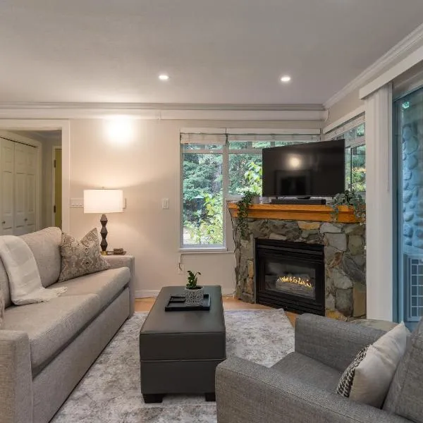 1BR Village Location With Pool and Hot tub by Harmony Whistler, ξενοδοχείο σε Γουίσλερ