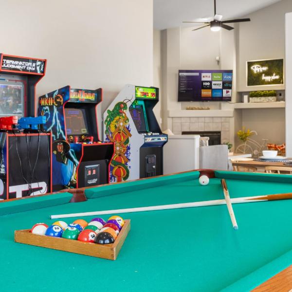 Cozy 5BR with Games and Pool for All, Las Vegas