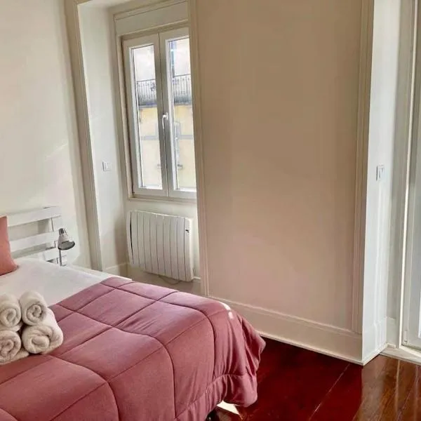 2 bdrms apartment near LX Factory free parking, hotel v Lisabonu