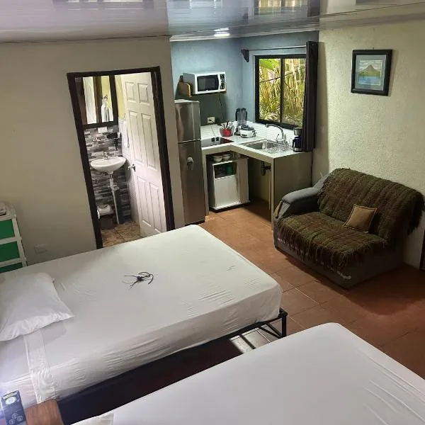 Granja Agua Azul, Wi-FI,AC-WC,Parking,la Fortuna, hotel in Fortuna