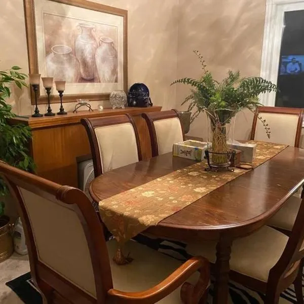 Renovated 4 bedrooms 20 sleeps Shopping Center, hotel in Edmonton