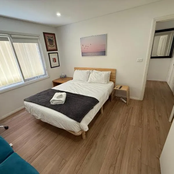 Private 1 bedroom apartment near beach and shops, hotel v destinaci Sydney