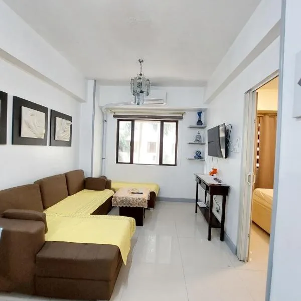 1BR Condotel - Forbes Town Road near St Lukes BGC Taguig, hotel in Manila