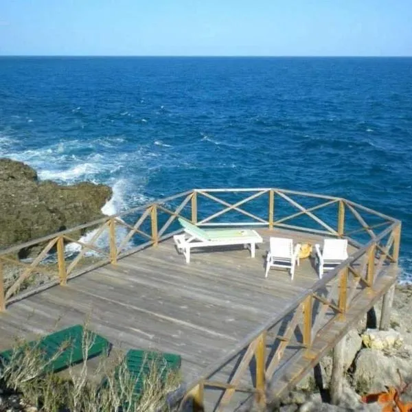 Real Jamaica - 5 Cabins right beside the sea, hotel in Oracabessa