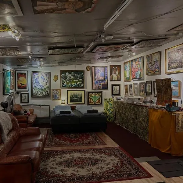 Brimarsbrú sleep inn-art Gallery, hotel in Njarðvík