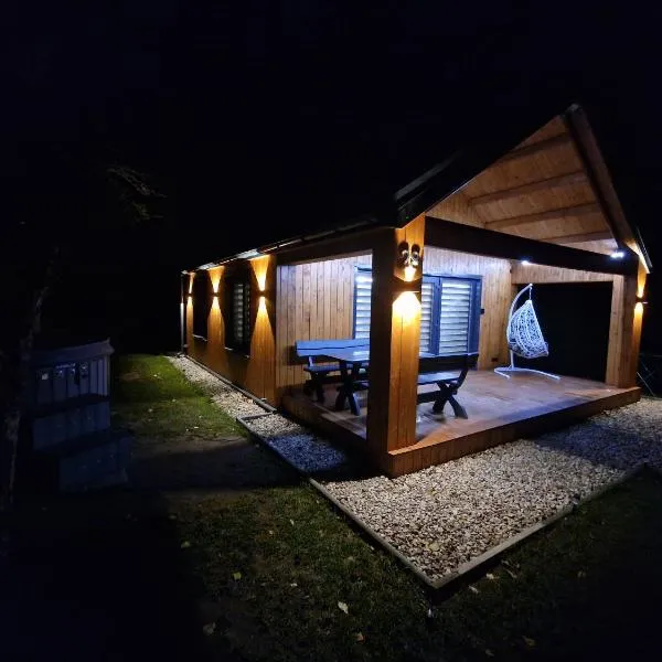 Naujai įrengtas atostogų namelis su kubilu ir pirtimi papildomai, hotell i Anykščiai