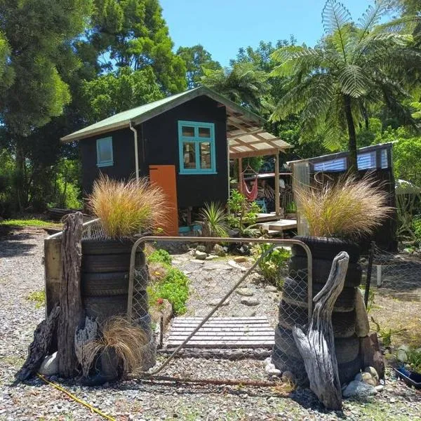 Gumboot Paradise Eco Stay, hotel in Barrytown