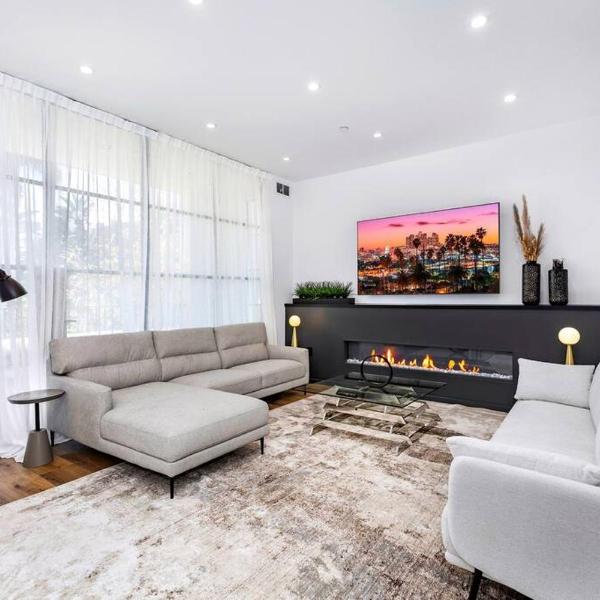 Spacious 4BR Townhouse with Free Parking and Rooftop, Los Ángeles
