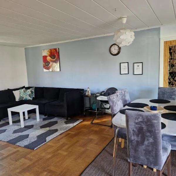 Villa med egen parkering. Möjlighet att boka från 1 och upp till 5 personer., hotel en Örebro