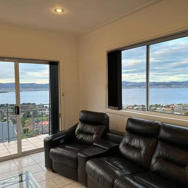 6-BR house in prime location with fantastic views, hôtel à Sandy Bay