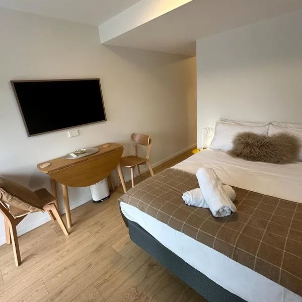 Brand New Cozy Room in Fernhill, hotel in Queenstown