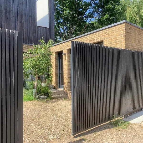 10 Garsington Mews, hotel in London